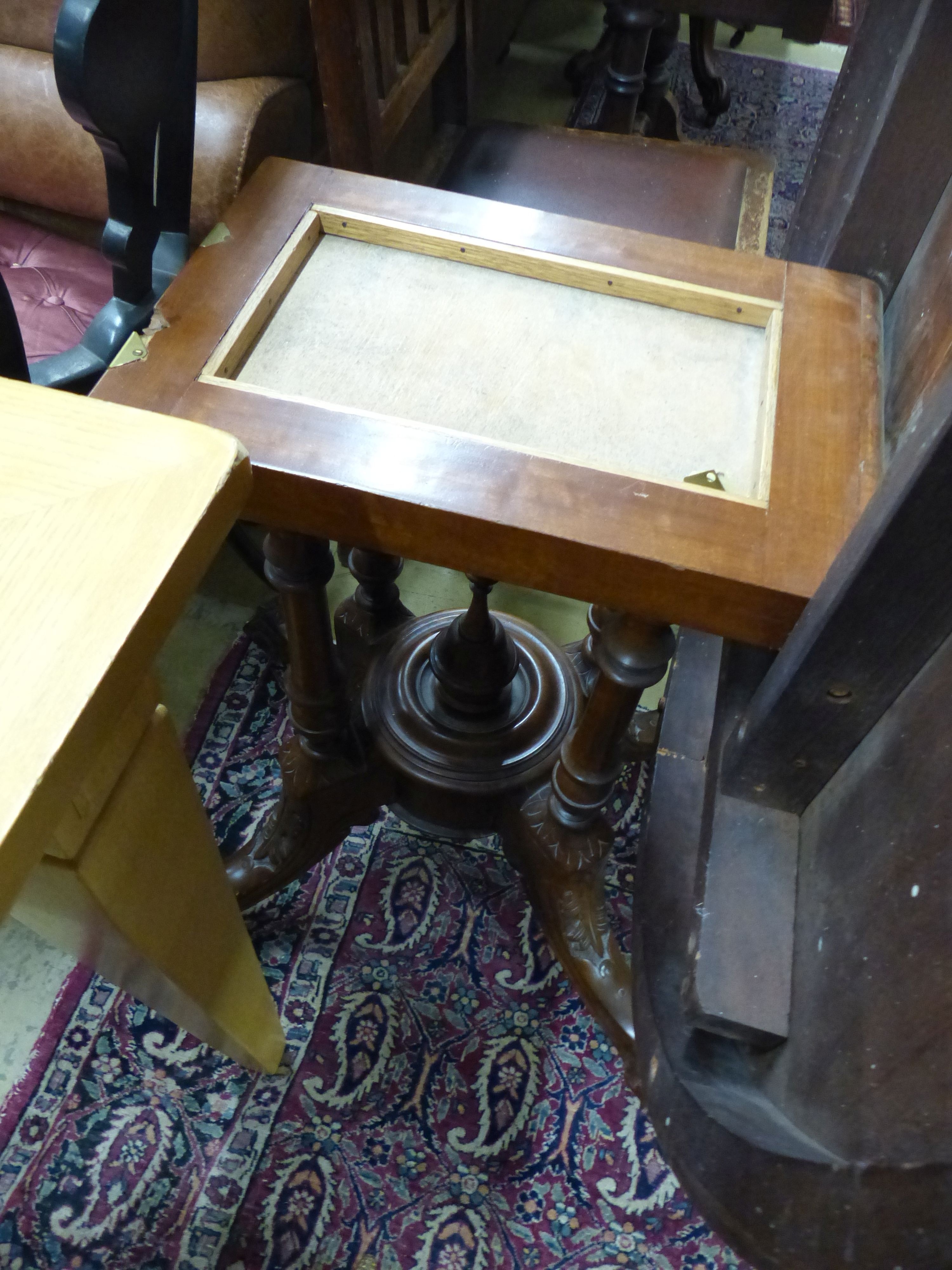 A Victorian walnut oval topped loo table, W.120cm D.88cm H.70cm